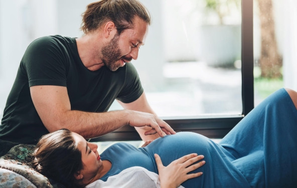 9 načina kako se budući tata može povezati sa bebom u m
