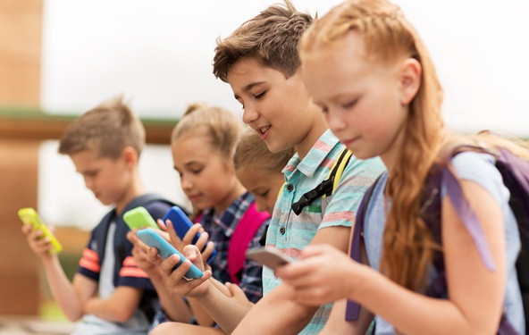 Evropske zemlje zabranjuju mobilnih telefone u školama