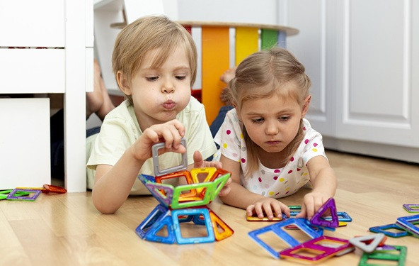 Zašto su djeca zapravo sretnija s manje igračaka?