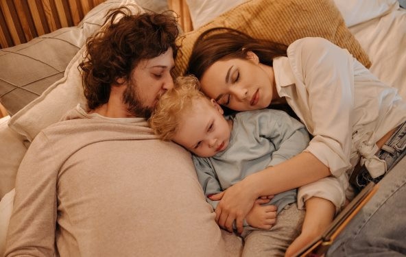 Zašto sve više roditelja ne spava u istom krevetu?