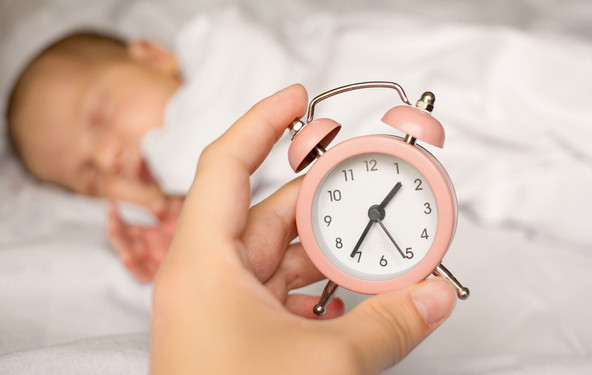 Kako pomagati dojenčku ob premiku ure?