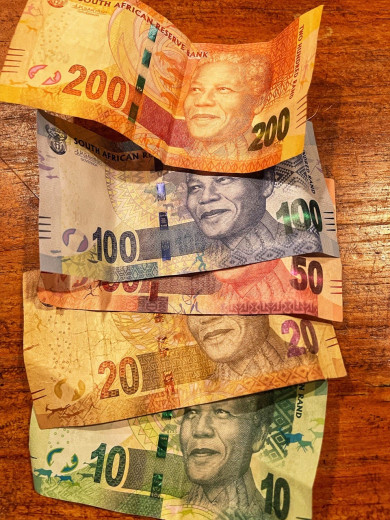 Uradni menjalni tečaj v JAR: 1€ je 18 randov