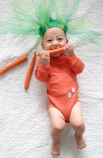 7. BABYKORENČEK – oranžna majčka in žabice, na glavi pa korenčkovi listki in najslajši korenček je pred vami. Za pojest sladko! (http://www.creatingreallyawesomefreethings.com/diy-baby-carrot-costume/)