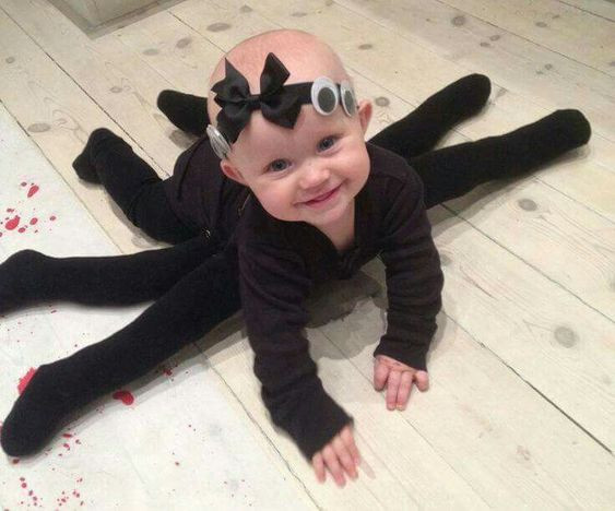 4. ČRN PAJEK – Najbolj luškan črn pajek na svetu, ki ga bodo vsi želeli pobožati, tudi tisti, ki se na smrt bojijo pajkov. (https://www.hellowonderful.co/post/diy-itsy-bitsy-spider-baby-costume/)