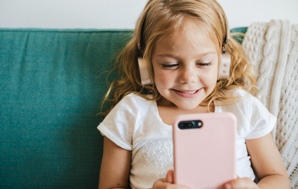 Do česa lahko dostopa otrok s pametnim telefonom?