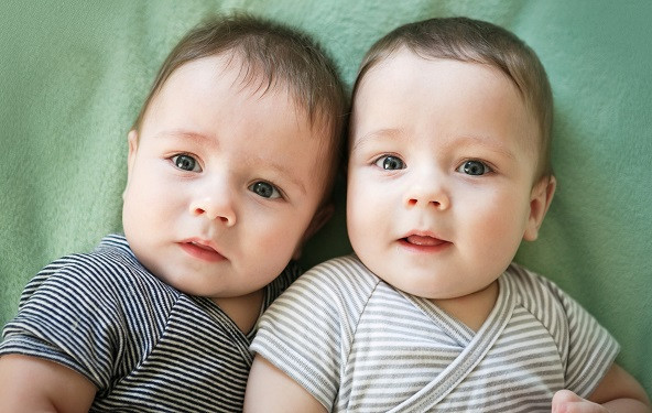 Kako izbrati imena za dvojčke