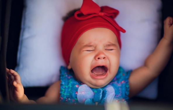 Ali veste, kaj je vijolični jok pri dojenčkih?