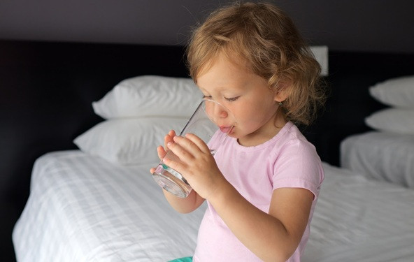 Zakaj vaš otrok potrebuje še en požirek vode