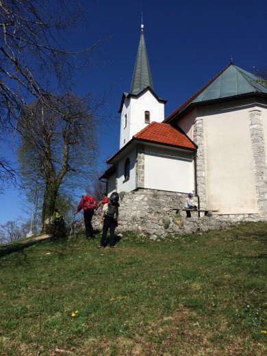 Pri cerkvici je lep razgled na ribniško dolino in Travno goro.