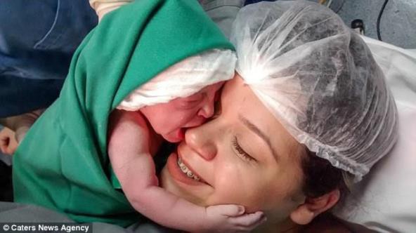 VIDEO: Novorojenček prvič v objemu mamice