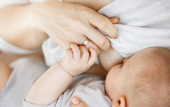 Je dojenček lahko alergičen na materino mleko?