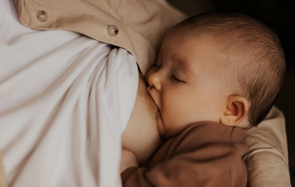 Dojenje: 6 presenetljivih dejstev o materinem mleku