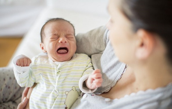 Kako pomagati mami, ko dojenček joka?