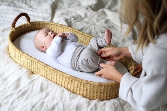 Namesto na previjalni mizici lahko dojenčka previjate v mobilni previjalni košari.