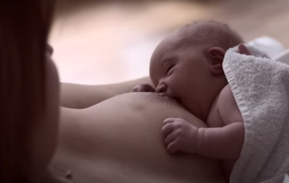 VIDEO: Novorojenčkovo plazenje k prsim takoj po porodu