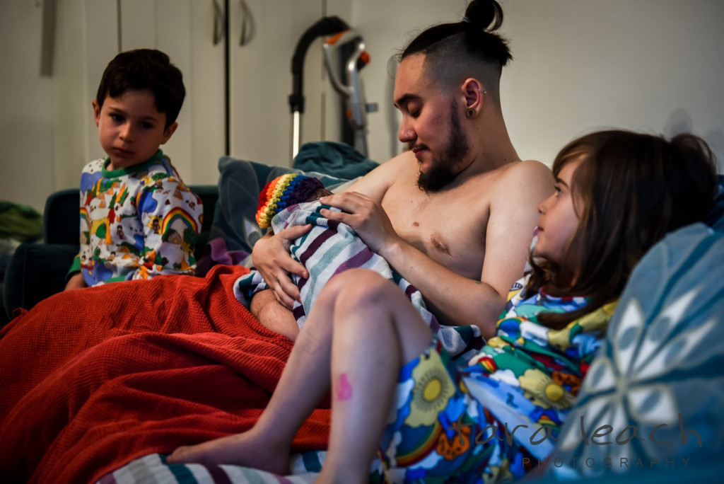 Trans-oče Yuval Topper-Erez in njegovi trije otroci