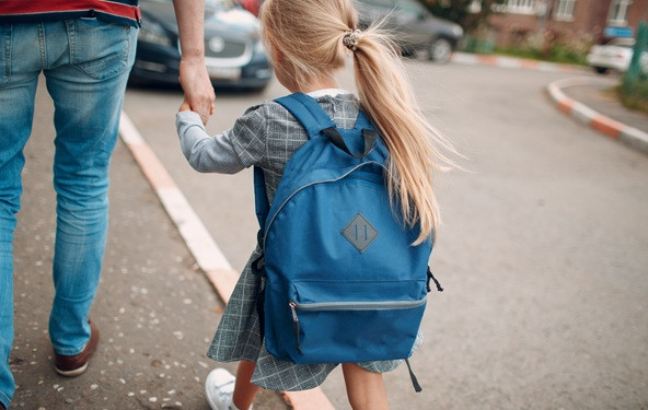 Gledaš kako odlazi, sa tom velikom torbom na leđima