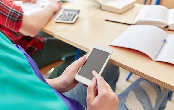 Forum srednjih stručnih škola traži zabranu telefona