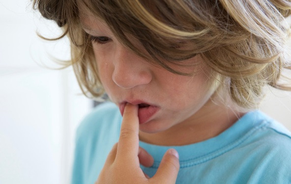 Dete jede sline iz nosa: Da li je to štetno?