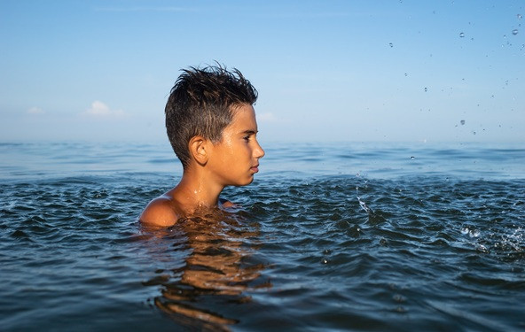 Dečak (13) plivao četiri sata po pomoć za porodicu