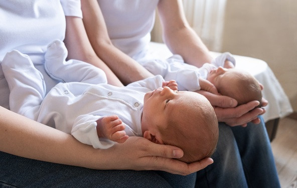 Jedan blizanac rođen prirodno, drugi carskim rezom