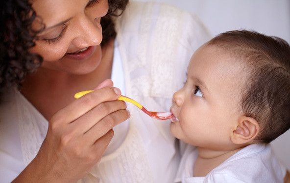 PRAVILA kada se u bebin jelovnik uvodi nemlečna hrana