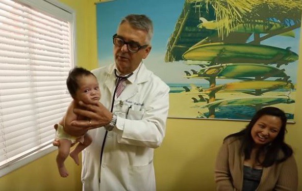Pedijatar pokazuje kako da smirite bebu