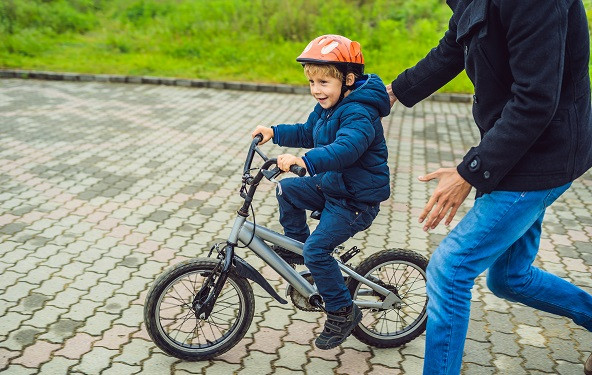 Kako naučiti dete da vozi bicikl bez pomoćnih točkića