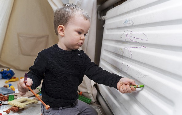 U našoj kući zidovi su išarani, a oko utičnica masni 