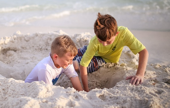Šta treba znati o rupama u pesku pre odlaska na plažu