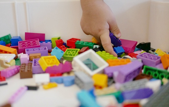Najbrže bosonogo trčanje preko LEGO kockica ikada!